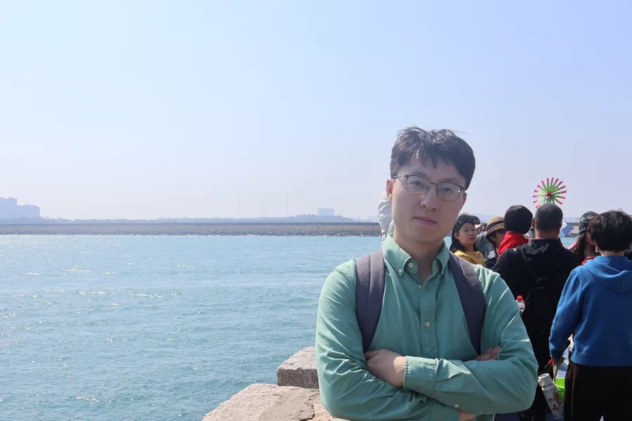 A portrait by the water in Pingtan.